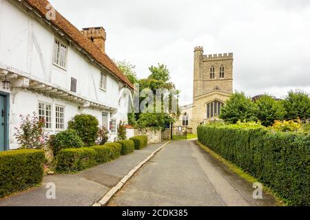 Vue le long de la grande rue vers l'église St Marys et long Crendon Courthouse dans le village Buckinghamshire de long Crendon Banque D'Images