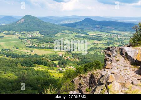 Vue depuis le sommet de Badacsony vers le nord jusqu'aux buttes (Csobanc, Gulacs et Toti) du Balaton-Felvidek, Hongrie Banque D'Images