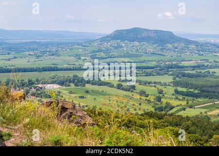 Vue du sommet de Badacsony vers le nord jusqu'aux buttes (montagne Szent Gyorgy) du Balaton-Felvidek, Hongrie Banque D'Images