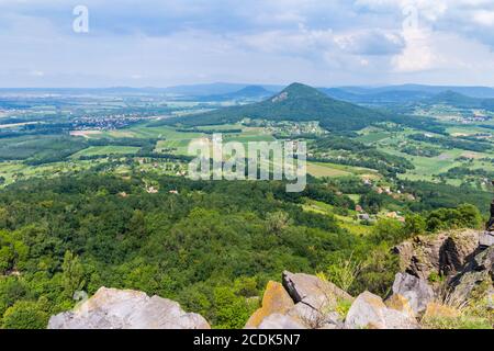 Vue du sommet de Badacsony vers le nord jusqu'aux buttes (Gulacs et Csobanc) du Balaton-Felvidek, Hongrie Banque D'Images