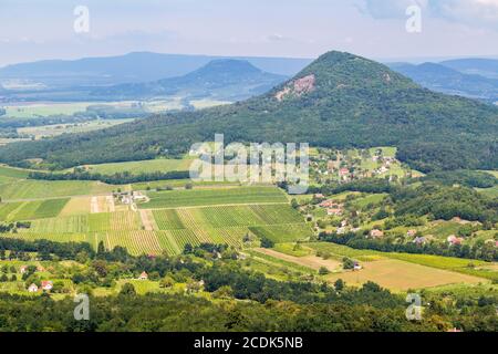 Vue du sommet de Badacsony vers le nord jusqu'aux buttes (Gulacs et Csobanc) du Balaton-Felvidek, Hongrie Banque D'Images