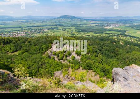 Vue du sommet de Badacsony vers le nord jusqu'aux buttes (montagne Szent Gyorgy) du Balaton-Felvidek, Hongrie Banque D'Images