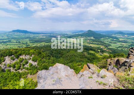 Vue du sommet de Badacsony vers le nord jusqu'aux buttes (montagne Szent Gyorgy et Gulacs) du Balaton-Felvidek, Hongrie Banque D'Images