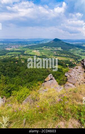 Vue du sommet de Badacsony vers le nord jusqu'aux buttes (Gulacs) du Balaton-Felvidek, Hongrie Banque D'Images