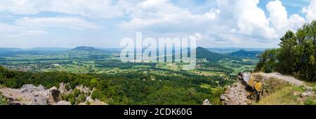 Vue du sommet de Badacsony vers le nord jusqu'aux buttes (montagne Szent Gyorgy et Gulacs) du Balaton-Felvidek, Hongrie Banque D'Images