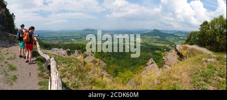 Vue du sommet de Badacsony vers le nord jusqu'aux buttes (montagne Szent Gyorgy et Gulacs) du Balaton-Felvidek, Hongrie Banque D'Images