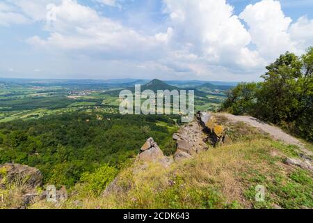 Vue du sommet de Badacsony vers le nord jusqu'aux buttes (Gulacs) du Balaton-Felvidek, Hongrie Banque D'Images