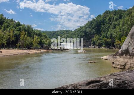 Plage avec des touristes au-dessous des chutes Cumberland sur la rivière Cumberland dans le sud-est du Kentucky. Banque D'Images