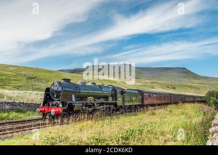 Il s'agit de la LMS Royal Scot classe 7P 4-6-0 46115 Train à vapeur Scots Guardsman approchant le sommet d'Aisgill sur le Installez-vous sur Carlisle Line Banque D'Images