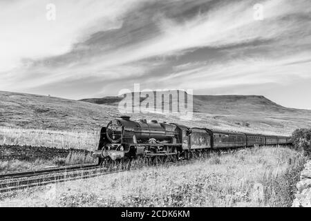 Il s'agit de la LMS Royal Scot classe 7P 4-6-0 46115 Train à vapeur Scots Guardsman approchant le sommet d'Aisgill sur le Installez-vous sur Carlisle Line Banque D'Images