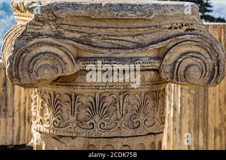 Détail de la colonne reste avec sa capitale Ionique avec des manuscrits et fleurit sur l'Acropole d'Athènes. Athènes. Grèce. Banque D'Images