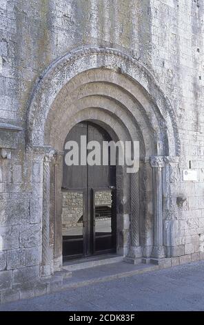 PORTADA DE LA ANTIGUA IGLESIA ROMANICA DEL SIGLO XII DEL MONASTERIO DE SAN PEDRO DE GALLIGANTS CONVERTIDO EN SEDE DEL MUSEO ARQUEOLOGICO DE CATALUÑA. LIEU: MONASTERIO DE SAN PEDRO DE GALLIGANTS. GERONA. ESPAGNE. Banque D'Images