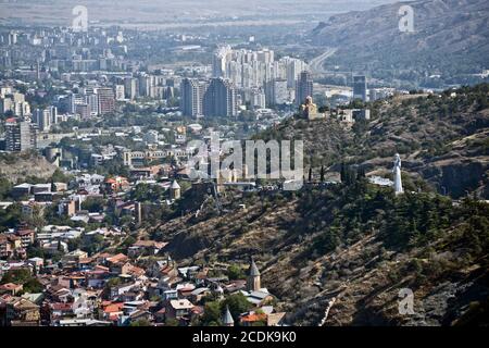 Vue panoramique de Tbilissi depuis le mont Mtatsminda : colline Sololaki, monument Kartlis Deda, forteresse Narikala et église Saint-Nicolas. République de Géorgie. Banque D'Images