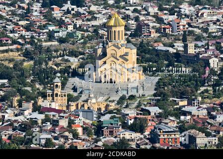 Cathédrale de la Sainte Trinité de Tbilissi, vue panoramique depuis le mont Mtatsminda. République de Géorgie. Banque D'Images