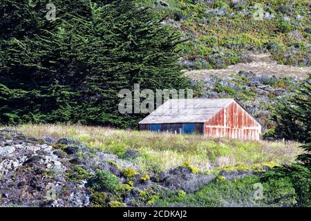 Grange rouge au pied des montagnes Banque D'Images