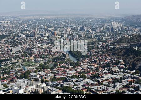 Vue panoramique de Tbilissi depuis le mont Mtatsminda : colline Sololaki, monument Kartlis Deda, place de la liberté et rivière Kura. République de Géorgie. Banque D'Images