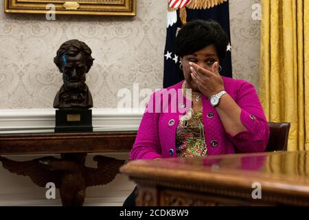 Alice Marie Johnson, avocate de la réforme de la justice pénale, essuie les yeux tandis que le président Donald Trump s'exprime dans le Bureau ovale de la Maison Blanche le 28 août 2020. Photographe: Anna Moneymaker/New York Times crédit: Anna Moneymaker/Pool via CNP | utilisation dans le monde entier Banque D'Images