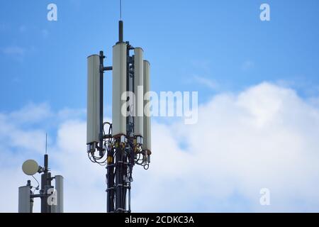 Une tour et un mât de télécommunication avec antenne bande Hepta comprenant les bandes 4G LTE, 3G UMTS, GSM, DCS avec 5G nécessitant un module dans la station Banque D'Images