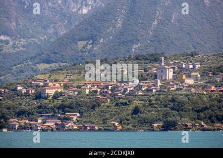 LAC ISEO, LOMBARDIE/ITALIE - AOÛT 15 : vue sur les bâtiments le long de la rive du lac Iseo en Lombardie le 15 août 2020 Banque D'Images