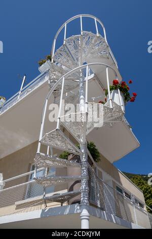 LAC ISEO, LOMBARDIE/ITALIE - AOÛT 15 : escalier en spirale d'un restaurant situé à côté du lac Iseo en Lombardie le 15 août 2020 Banque D'Images