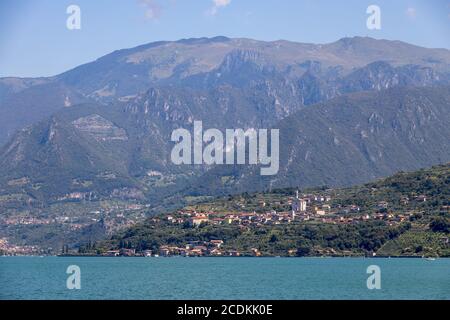 LAC ISEO, LOMBARDIE/ITALIE - AOÛT 15 : vue sur les bâtiments le long de la rive du lac Iseo en Lombardie le 15 août 2020 Banque D'Images