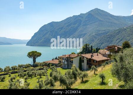 LAC ISEO, LOMBARDIE/ITALIE - AOÛT 15 : vue sur les bâtiments le long de la rive du lac Iseo en Lombardie le 15 août 2020 Banque D'Images