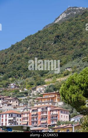 LAC ISEO, LOMBARDIE/ITALIE - AOÛT 15 : vue sur les bâtiments le long de la rive du lac Iseo en Lombardie le 15 août 2020 Banque D'Images