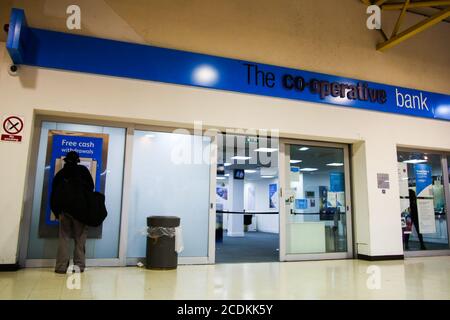 Londres, Royaume-Uni. 28 août 2020. Un homme utilisant la machine à billets de la Co-operative Bank. Credit: Dinendra Haria/SOPA Images/ZUMA Wire/Alay Live News Banque D'Images