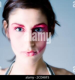 Belle brune avec extreme make-up Banque D'Images