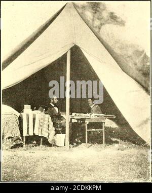 . [Cinq miniatures du Président Lincoln : reproductions de la rare collection de négatifs originaux] . COPIER RIG H N UNE PHOTOGRAPHIE FAITE PAR BRADY À LINCOLNS DERNIÈRE O. *+. ASSIS JUSTE AVANT SON ASSASSINAT... N CR PRÉSIDENT LINCOLN ET GÉNÉRAL MCCLELLAN DANS O. MCCLELLONS TENTE, ANTIETAM. PHOTOGRAPHIÉ PAR BRADY EN OCTOBRE 1862. Histoire de la célèbre collection Brady des négatifs de la guerre de Sécession [adapté de l'article dans le républicain de Springfield] CIT vient comme une révélation et une surprise, non seulement à des milliers d'anciens combattants eux-mêmes, mais à une grande^majorité du public intelligent de lecture pour apprendre cela Banque D'Images