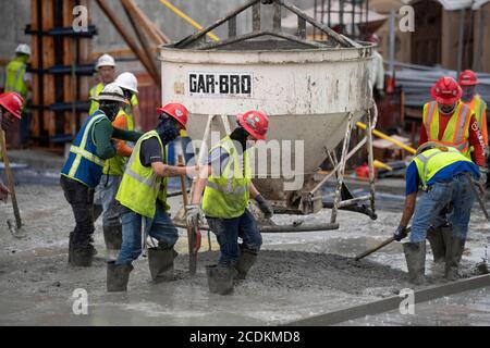 Austin, Texas, États-Unis. 22 août 2020. Des équipes de béton expérimentées effectuent un béton matinal avec lissage et mise en forme aux derniers étages d'un garage de stationnement en hauteur dans le centre-ville d'Austin le 22 août 2020. D'importants projets de construction se poursuivent sans relâche pendant les arrêts du coronavirus au Texas. Crédit : Bob Daemmrich/ZUMA Wire/Alay Live News Banque D'Images