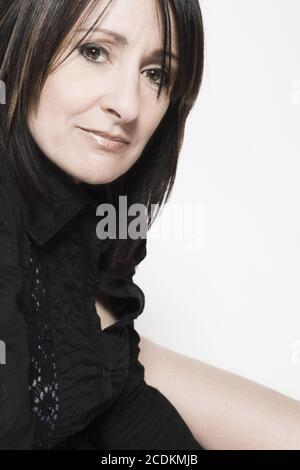 Femme âgée assise Banque D'Images