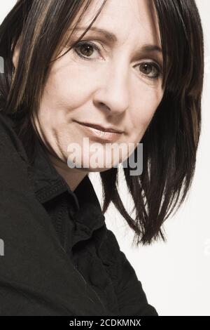 Une femme âgée vous regarde Banque D'Images