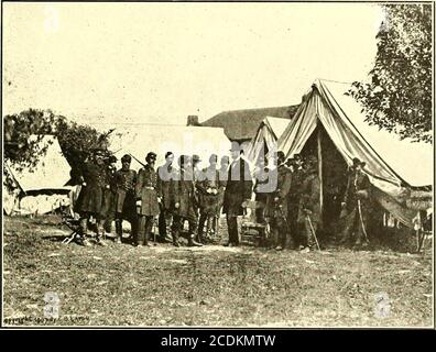 . [Cinq miniatures du Président Lincoln : reproductions de la rare collection de négatifs originaux] . DROITS D'AUTEUR. N Q PRÉSIDENT LINCOLN, GÉNÉRAL MCCLERNAND, ET O. ^. MAJOR ALLAN PINKERTON À ANTIETAM. PHOTO-GRAPHIQUE DE BRADY EN OCTOBRE 1862. Numérisé par Ttine Internet Arciiive en 2010, financement de l'Institut du carrelage des services de musée et de bibliothèque par l'intermédiaire d'une subvention LSTA www.archive.org/details/fiveminaturesofpOOeato de la bibliothèque d'État de l'Indiana. LE PRÉSIDENT DE LA COPYRIGV N O, LINCOLN, LE GÉNÉRAL MCCLELLAN, ET LE GROUPE D'OFFICIERS DE O. O. ANTIETAM. PHOTOGRAPHIÉ PAR BRADY EN OCTOBRE 1862. Banque D'Images