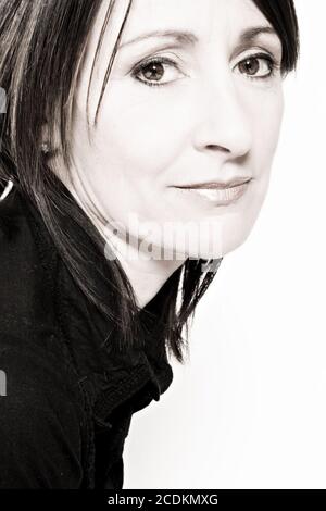 Femme âgée qui a l'air pensive Banque D'Images