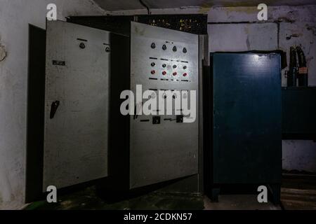 Armoires de commutation avec matériel cassé dans l'usine abandonnée Banque D'Images