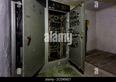 Armoires de commutation avec matériel cassé dans l'usine abandonnée Banque D'Images