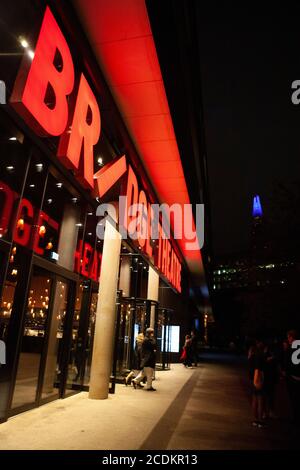 Londres, Royaume-Uni: 28 août 2020: Les membres de l'audience quittent le Bridge Theatre, qui a rouvert cette semaine pour le public en direct. Ralph Fiennes réalise un monologue autobiographique de David Hare, « Beat the Devil », sur la pandémie du coronavirus et l'expérience personnelle du dramaturge de souffrir de COVID-19. Un public de seulement 250 personnes s'est assis sur des sièges socialement éloignés et a été invité à porter des revêtements de visage partout. Anna Watson/Alay Live News Banque D'Images