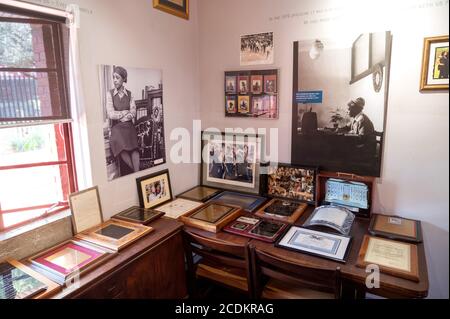 Touristes dans la maison de Nelson Mandela sur la rue Vilakazi à Soweto. Johannesburg, Afrique du Sud. Banque D'Images