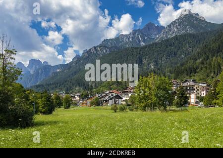 AURONZO di CADORE, VÉNÉTIE/ITALIE - AOÛT 9 : vue sur Auronzo di Cadore, Vénétie, Italie le 9 août 2020 Banque D'Images