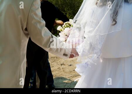 Jeunes mariés le jour de leur mariage Banque D'Images