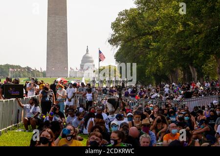 Washington, DC, Etats-Unis, 28 août 2020. Photo : les gens se rassemblent dans le centre commercial national de Teh pour la marche sur Washington. Le Washington Monument et le Capitole sont visibles au loin à travers la brume, la chaleur étouffante d'août. Crédit : Allison C Bailey/Alamy crédit : Allison Bailey/Alamy Live News Banque D'Images