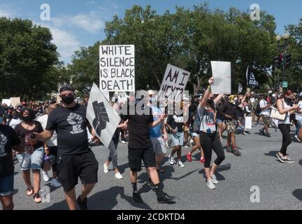 Le 28 août 2020 - les manifestants se sont rassemblés pour le Mémorial Martin Luther King après avoir écouté les orateurs lors de la « Marche de l'engagement : Mettez-vous au chaud sous le soleil de l’après-midi et sous les exigences de masquage de la COVID-19 au Lincoln Memorial, commémorant le 1963 mars sur Washington exactement 57 ans plus tôt, et pour réaffirmer son engagement, et exiger l’égalité raciale et mettre fin à la brutalité et au racisme de la police. Banque D'Images