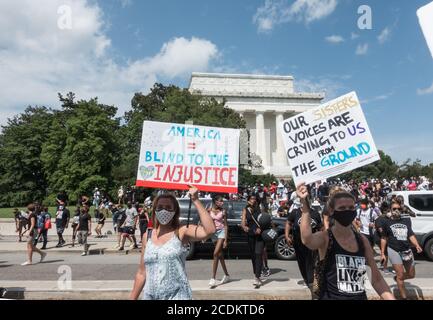 Le 28 août 2020 - les manifestants se sont rassemblés pour le Mémorial Martin Luther King après avoir écouté les orateurs lors de la « Marche de l'engagement : Mettez-vous au chaud sous le soleil de l’après-midi et sous les exigences de masquage de la COVID-19 au Lincoln Memorial, commémorant le 1963 mars sur Washington exactement 57 ans plus tôt, et pour réaffirmer son engagement, et exiger l’égalité raciale et mettre fin à la brutalité et au racisme de la police. Banque D'Images