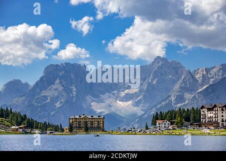 LAC MISURINA, VÉNÉTIE/ITALIE - AOÛT 9 : vue sur le lac Misurina près d'Auronzo di Cadore, Vénétie, Italie le 9 août 2020. Personnes non identifiées Banque D'Images