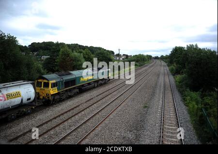 66517 dirige un train de conteneurs Wentloog - Southampton à travers Magor. Banque D'Images