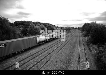 66517 dirige un train de conteneurs Wentloog - Southampton à travers Magor. Banque D'Images