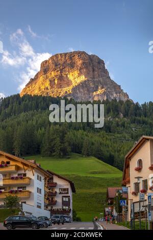 COLFOSCO, TYROL DU SUD/ITALIE - AOÛT 8 : vue sur les bâtiments de Colfosco, Tyrol du Sud, Italie le 8 août 2020 Banque D'Images