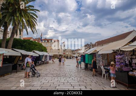 Hvar/Croatie-5 août 2020: Belle ville dalmate de Hvar avec la cathédrale Saint-Étienne en arrière-plan Banque D'Images