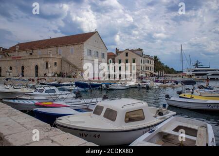 Hvar/Croatie-5 août 2020: Belle ville de Hvar ancienne architecture, tels que l'arsenal de la vieille marine et les maisons en pierre au bord de la mer plein de bateaux ancrés dans le TH Banque D'Images